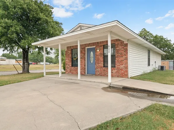 608 Mill St, Gainesville, TX 76240