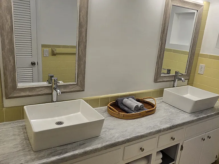 master suite bathroom w/ dual sinks