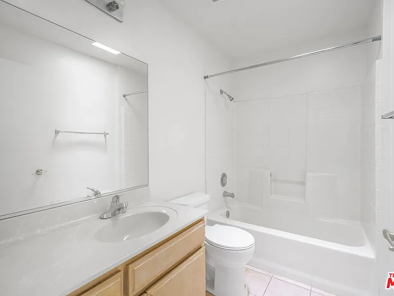 22705 Del Valle St #6 — Photo 14