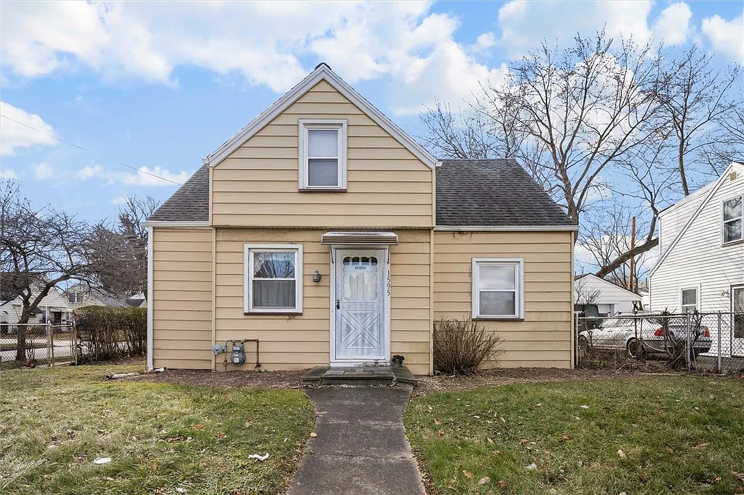 1595 Norton St photo 1