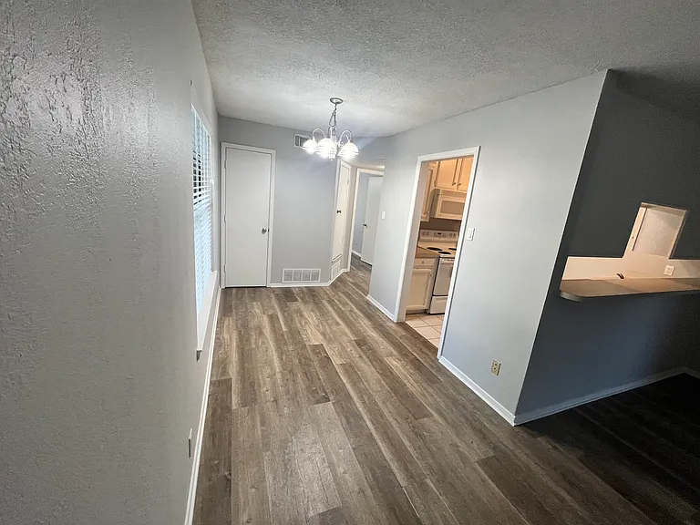 906 N Austin St — Photo 5