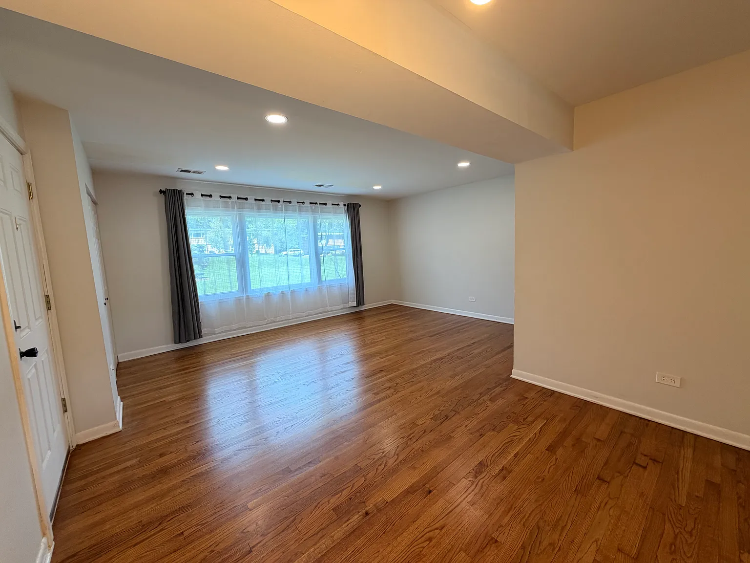 2 bed, 900 sqft, $1,950 — Photo 4