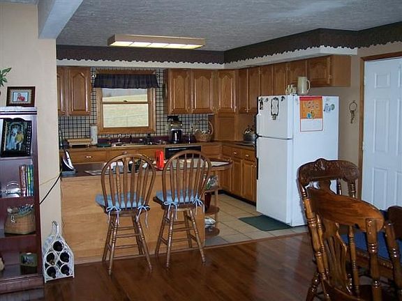 Kitchen & Breakfast Bar