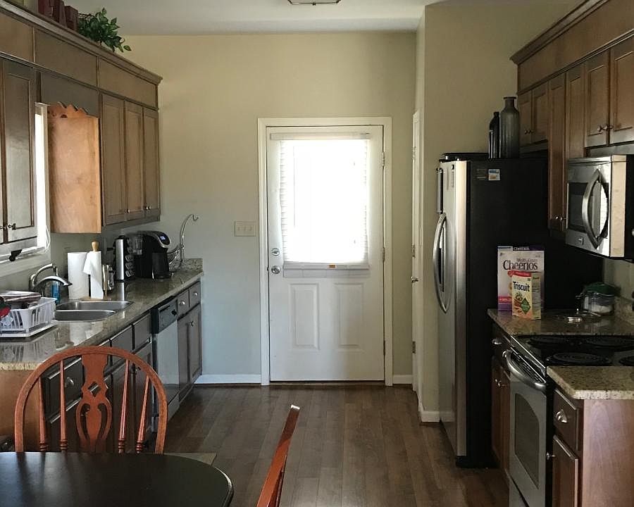2nd image of 943 16th Ave E