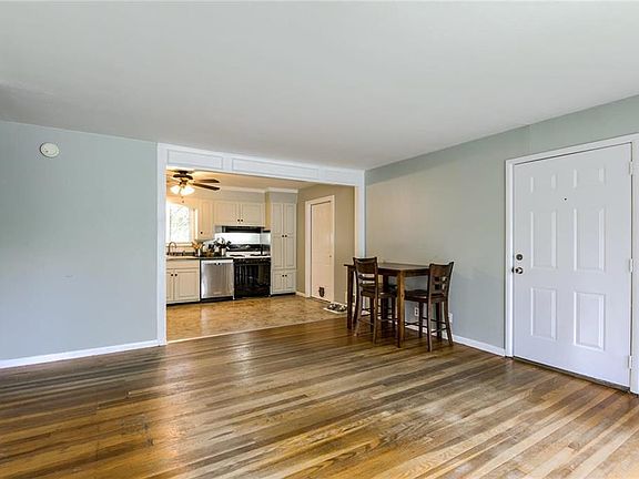 4th image of 302 N Claremont St
