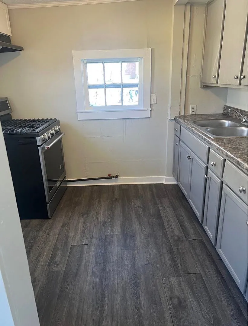 605 Woodford Avenue — Photo 2