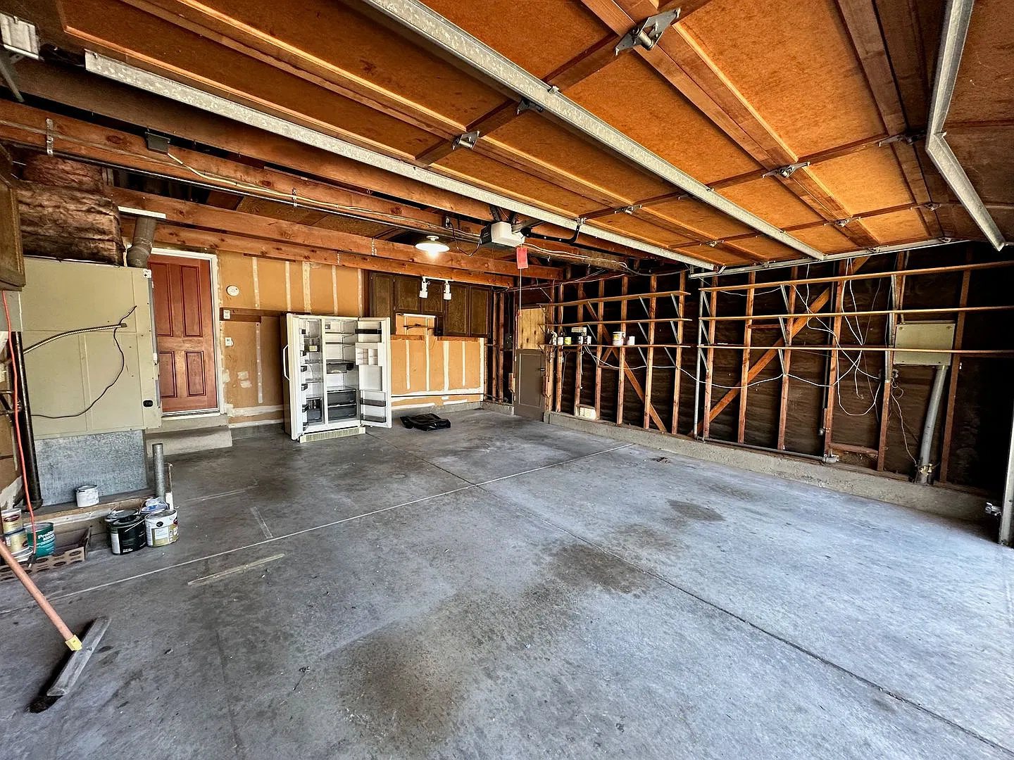 Spacious 4 Bedroom, Single-Level Home with a Pool — Photo 4