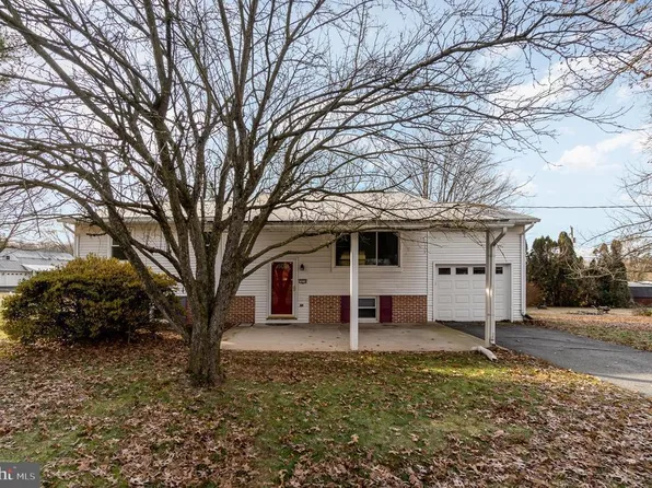 1014 Princeton Dr, Hummelstown, PA 17036