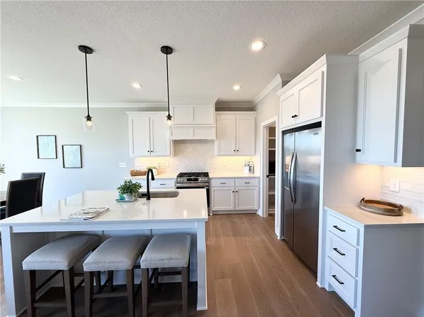 25039 W 94th Ter, Lenexa, KS 66227