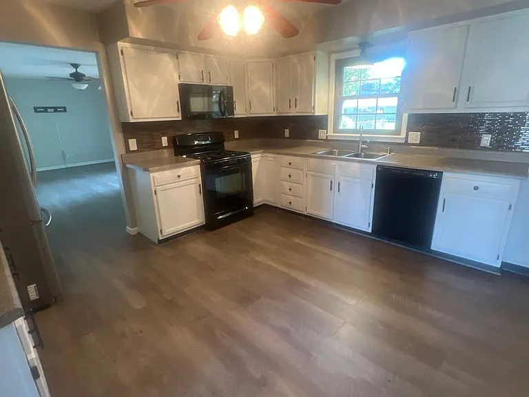 520 E Mulberry St — Photo 3