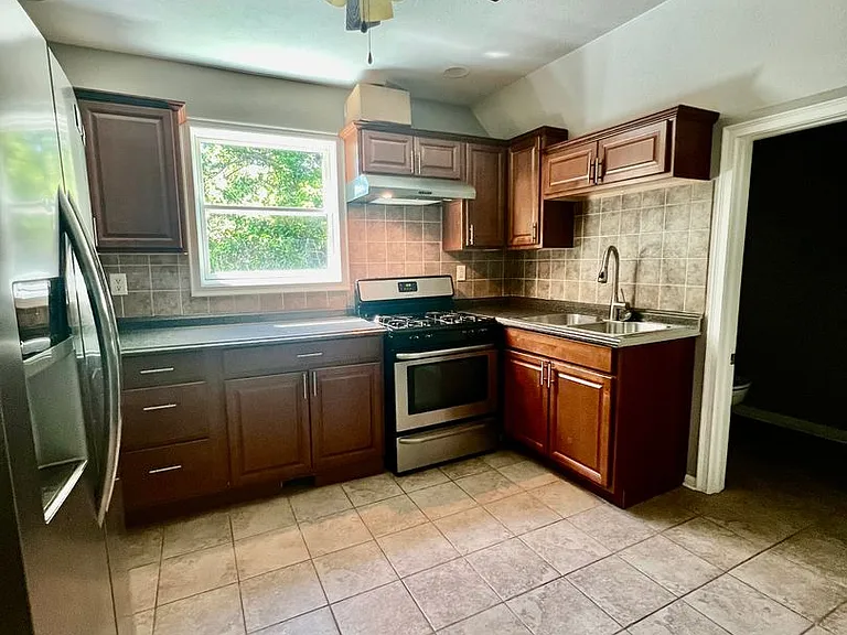 133 S Chicago Ave — Photo 6