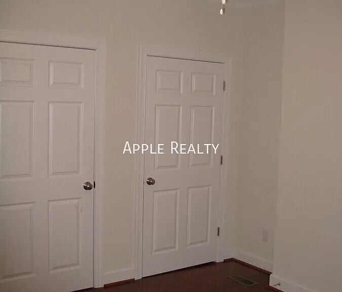1700 W Markham Ave — Photo 12