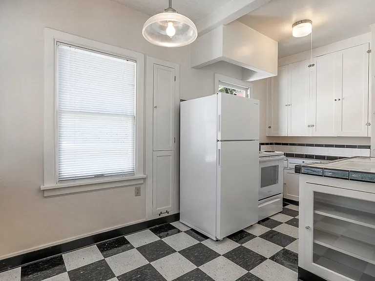 2503 NW Raleigh St — Photo 1