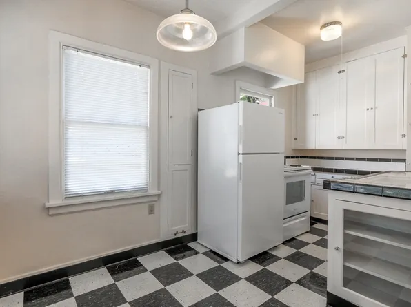 Queen Anne Apartments (Seva01)