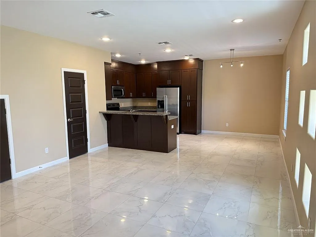 2 bed, 2.5 bath, 1309 sqft, $1,600 — Photo 4