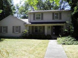 32009 Robinhood Dr, Beverly Hills, MI