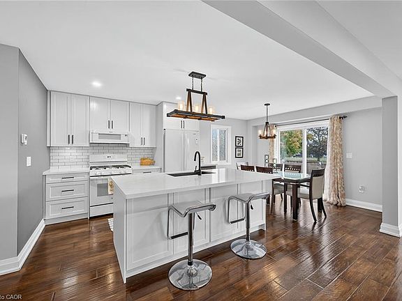 3rd image of 10 Amber St