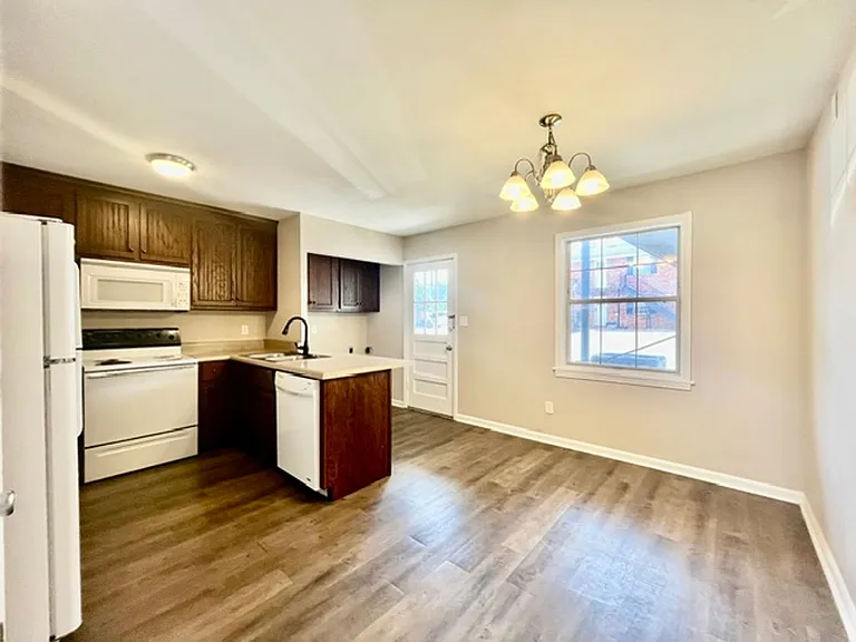 317 E 8th St SW — Photo 4