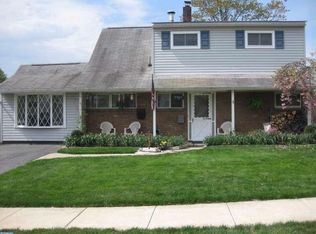 15 Hollyhock Ln, Levittown, PA