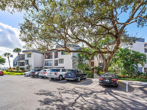 4th image of 1618 Twelve Oaks Way #205