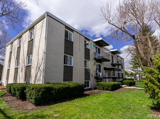 320 N Slusser St #5, Grayslake, IL 60030