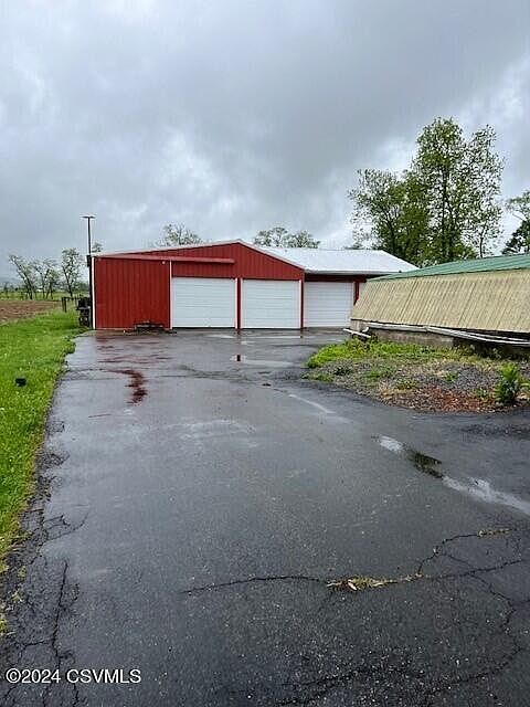 2nd image of 622 Strawberry Ridge Rd