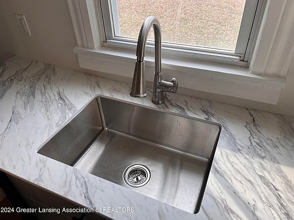 5th image of 1011 N Blackstone St
