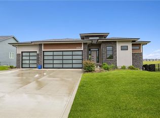 8354 Aspen Dr, West Des Moines, IA 50266
