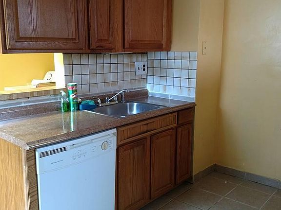 5th image of 329 Hampshire Dr