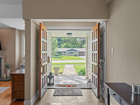 4th image of 120 S Twyckenham Dr