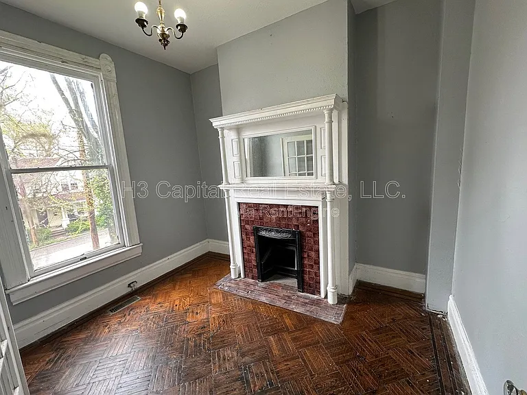 821 Alby St #A — Photo 8
