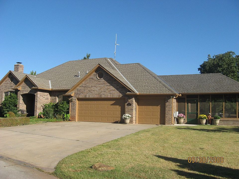 front of house with screened in cabana on right