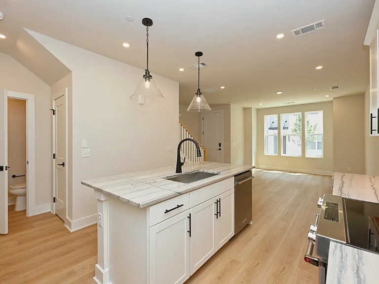 126 Zola Aly — Photo 16
