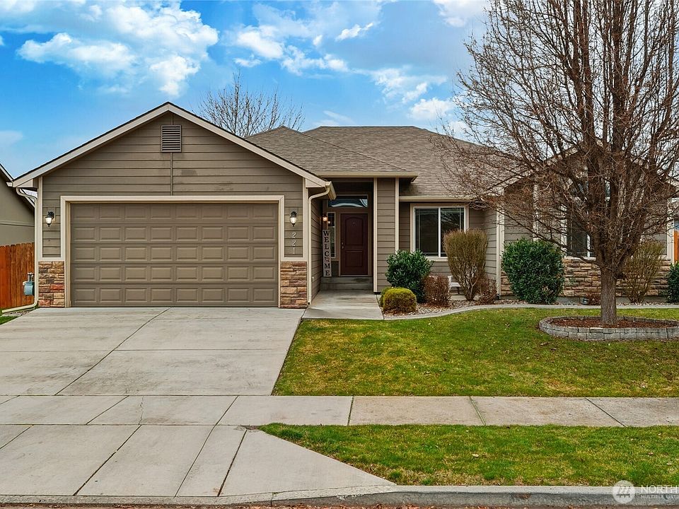 1st image of 221 Chapelwood Avenue