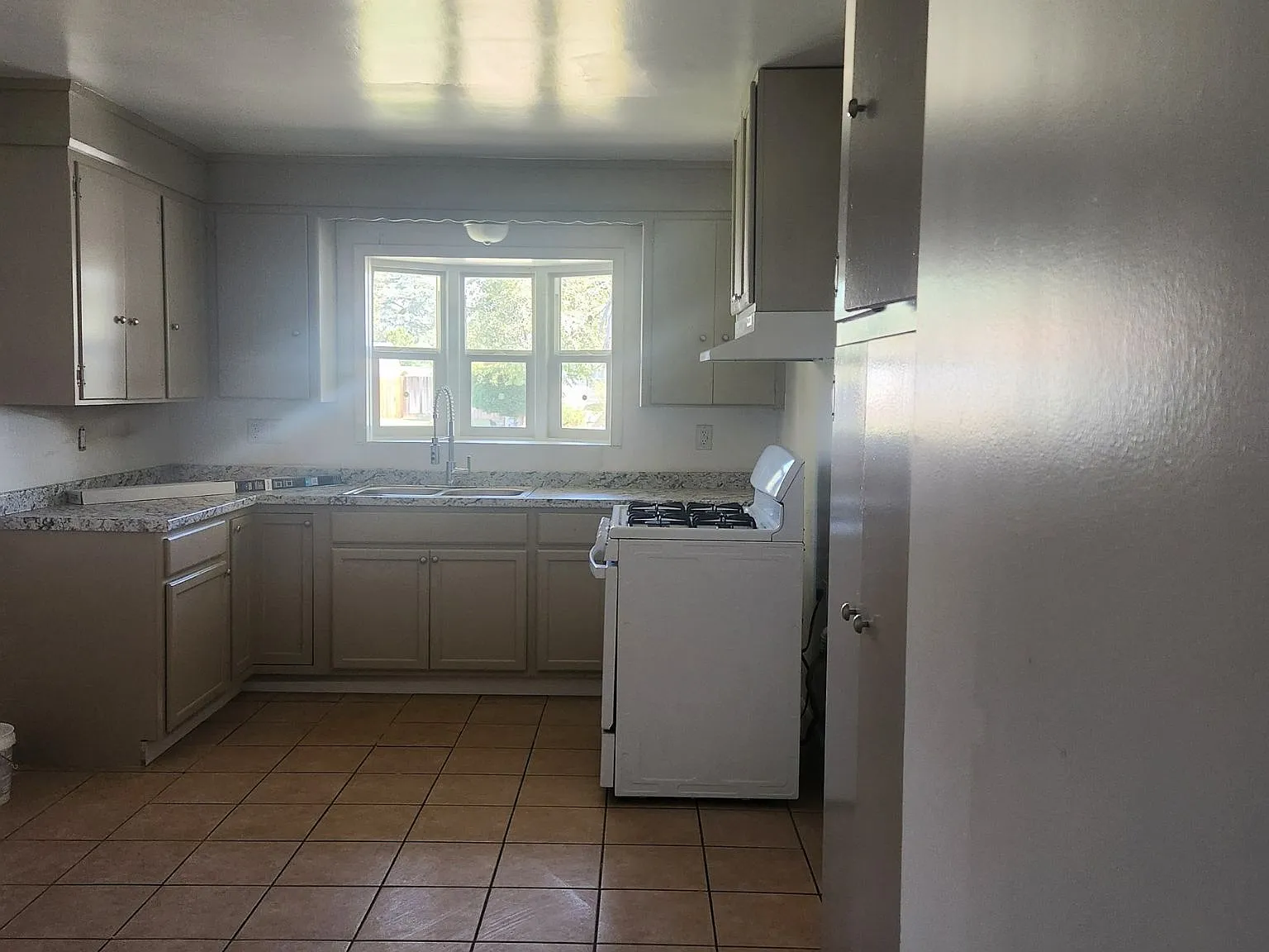3 bed, 1.5 bath, 1299 sqft, $2,000 — Photo 4