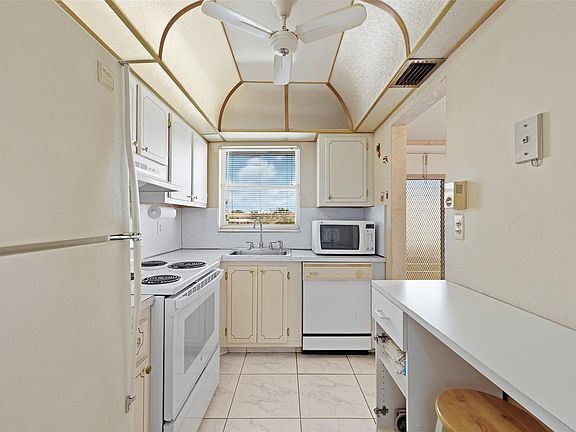 5th image of 8040 N Sunrise Lakes Drive #303