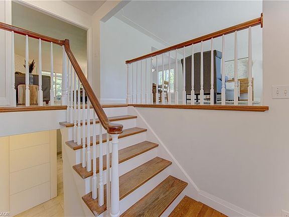 4th image of 106 Autumn Hill Cres