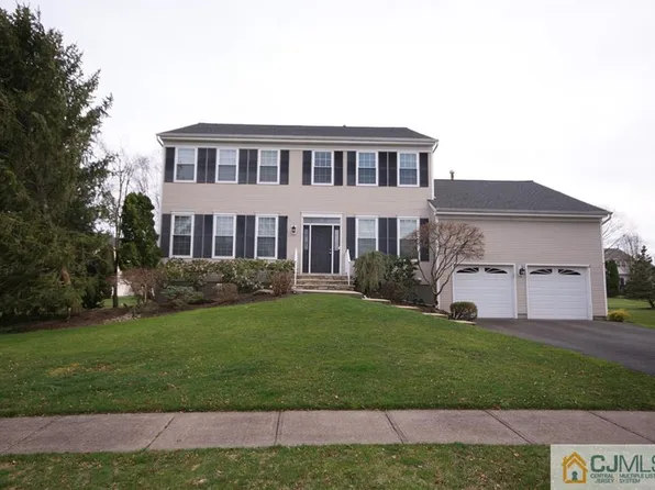 3 Stadelman Ct, Kendall Park, NJ 08824