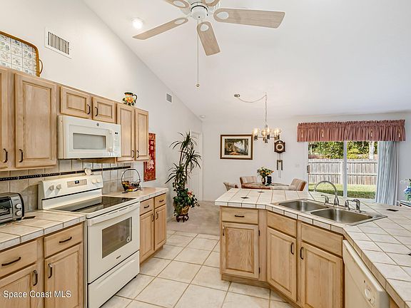 3rd image of 2446 Oakcrest Ln