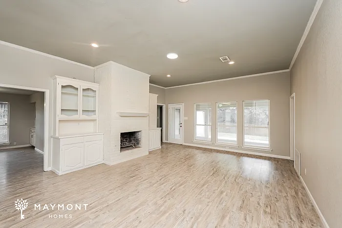 1019 Bluffview Dr — Photo 4
