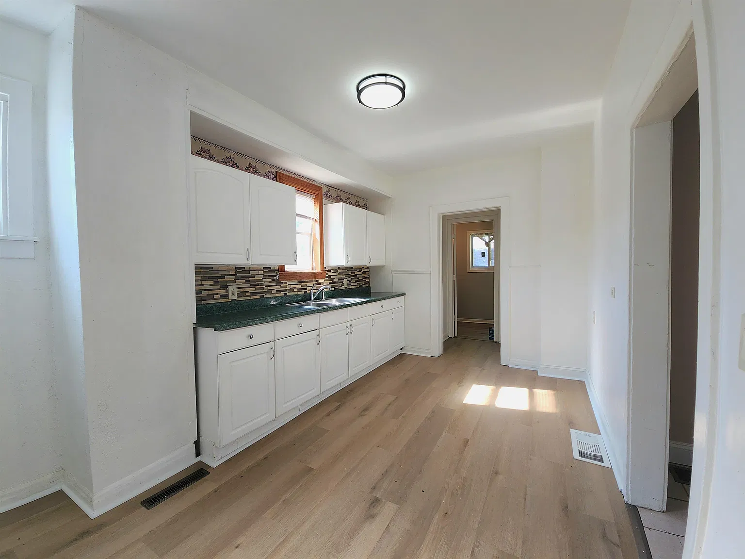 3 bed, 2.0 bath, 1138 sqft, $1,100 — Photo 4