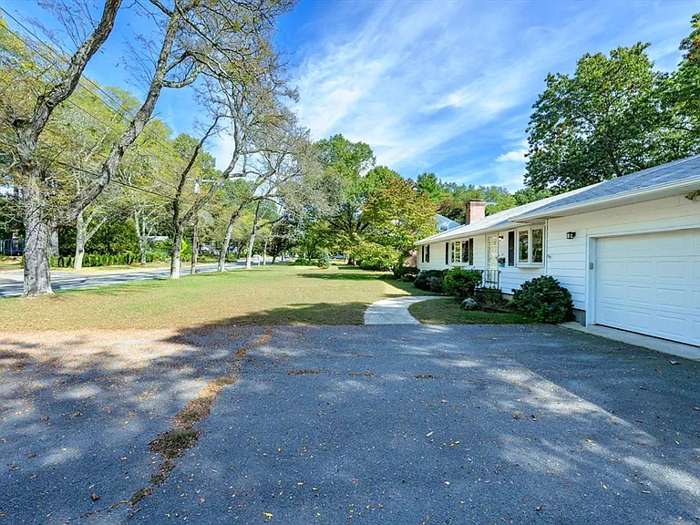 557 Maple Rd #1 — Photo 7