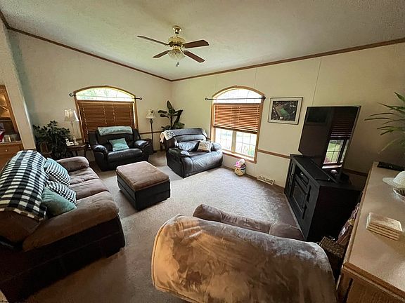 4th image of 28 E Franklin Dr