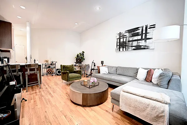 Rented by Urbane Brokerage | media 14