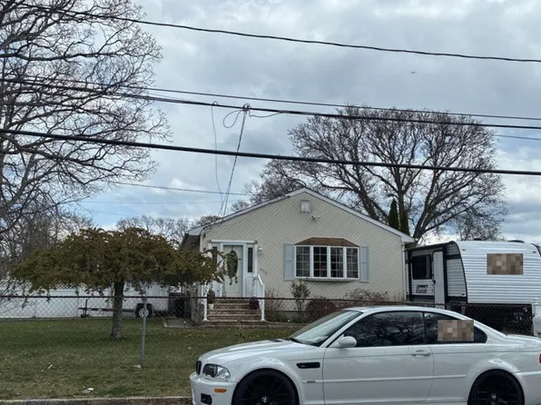 450 Pacific St, Copiague, NY 11726