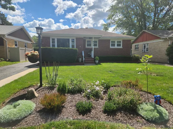 835 McKinley Ave, Mundelein, IL 60060