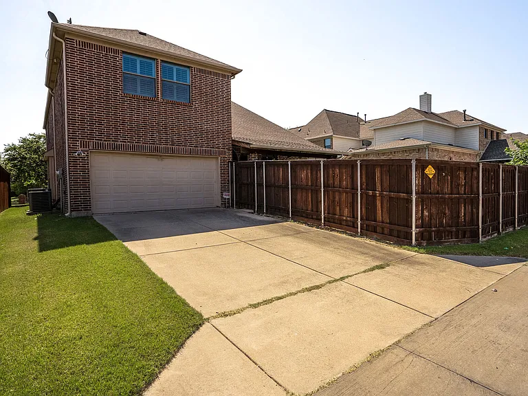 7747 Ivanhoe Dr — Photo 49
