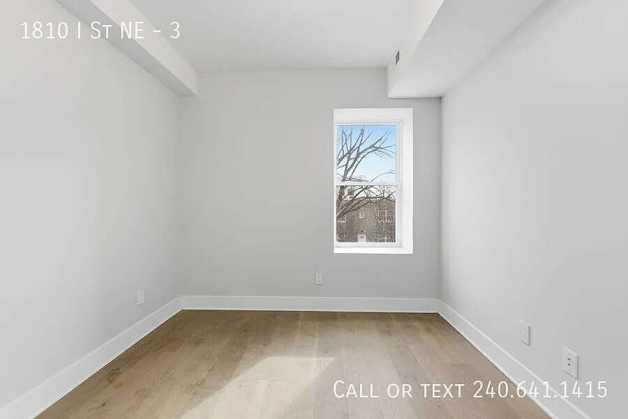 Lovely 1 BR+Den/1 BA Condo with Terrace in Carver-Langston! — Photo 3
