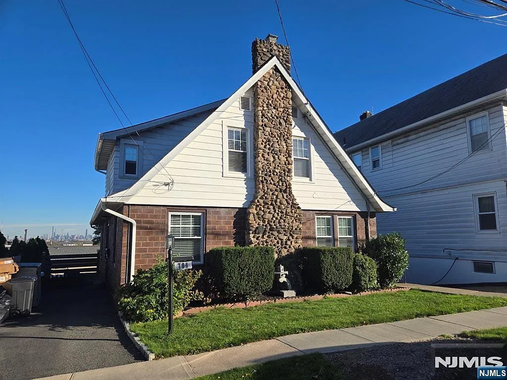 2 bed, 1.0 bath, $2,400 — Photo 1