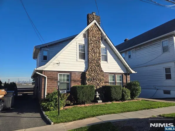 704 3rd St, Lyndhurst, NJ 07071